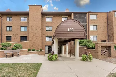 120 Fox Hollow Dr #306C, Cleveland, OH 44124