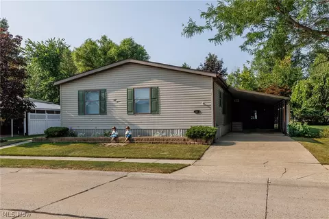 53 Periwinkle Dr, Olmsted Twp, OH 44138