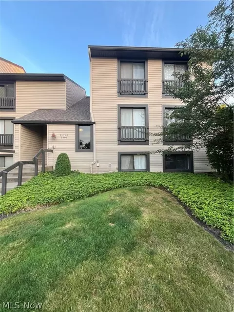 6250 Greenwood #204, Sagamore Hills, OH 44067