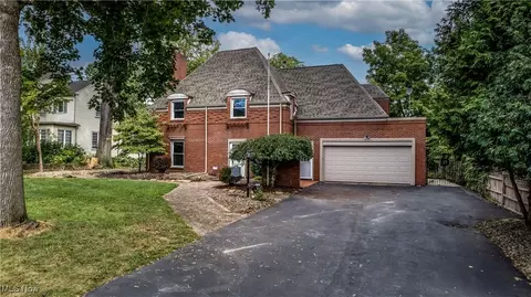 3179 Crescent Dr NE, Warren, OH 44483