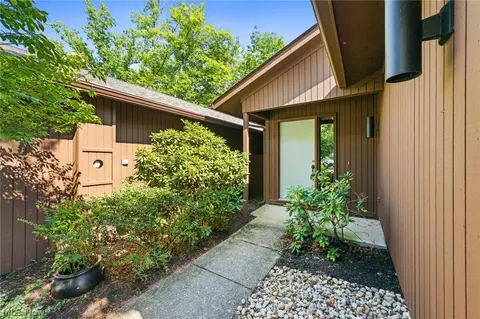 18239 Glencreek Ln, Strongsville, OH 44136