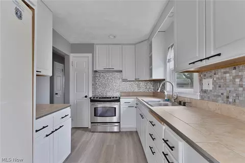 Kitchen - 7430 Westview Dr, Boardman, OH 44512 photo 2 of 2