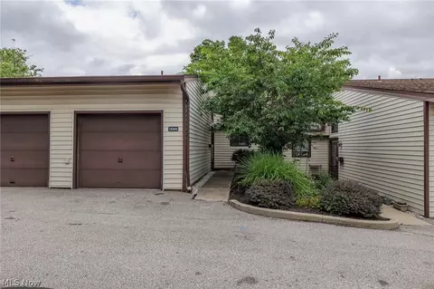 15242 Pine Hill Trl, Middleburg Heights, OH 44130