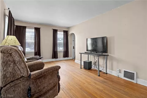 Living - 146 Baker St, Berea, OH 44017 photo 3 of 4