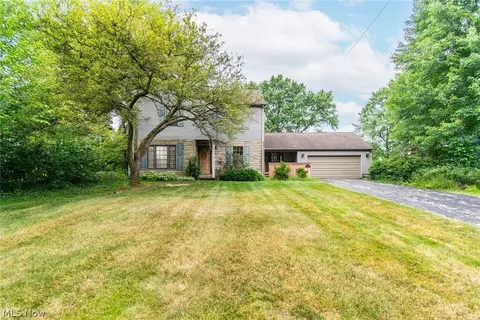 2272 Coral Sea Dr, Youngstown, OH 44511