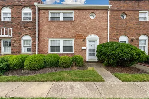 24510 Clareshire Dr #I, North Olmsted, OH 44070
