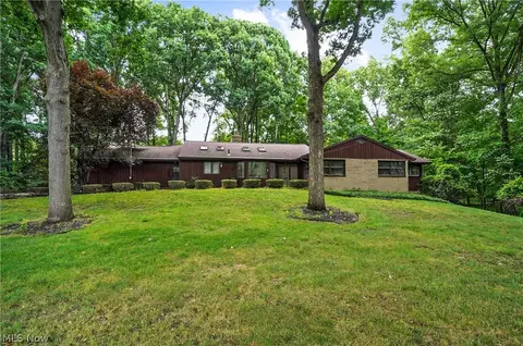 1525 Woodland Ln, Silver Lake, OH 44224
