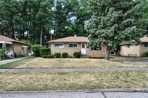 2200 Vinewood Dr, Parma, OH 44134