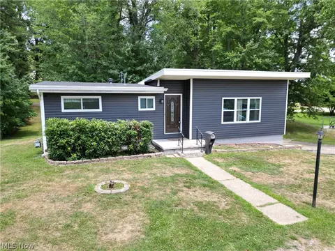 63 Halley Dr, Zanesville, OH 43701