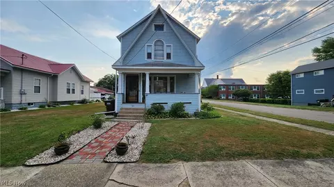 221 Elm St, Belpre, OH 45714