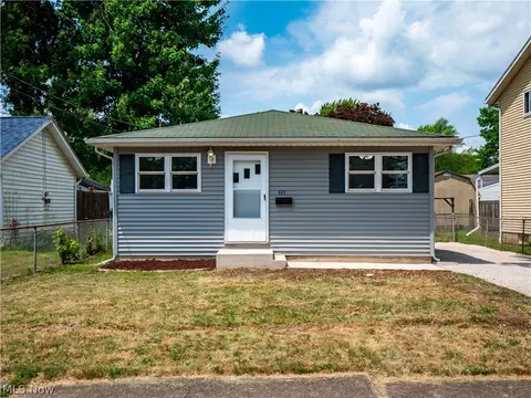 327 Boston Ave, Elyria, OH 44035