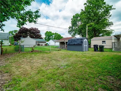 Exterior - 327 Boston Ave, Elyria, OH 44035 photo 4 of 5