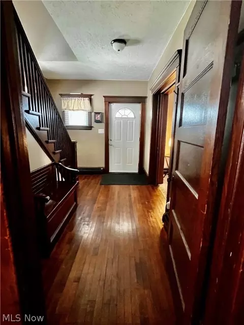 Entry Way - 1618 W 8th St, Ashtabula, OH 44004 photo 2 of 6