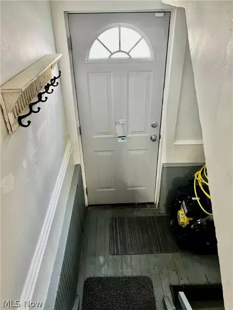 Entry Way - 1618 W 8th St, Ashtabula, OH 44004 photo 4 of 6