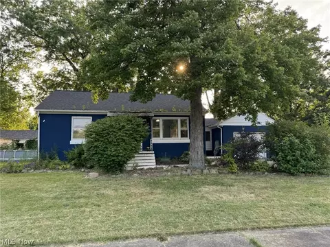 1379 Maxwell Ave NW, Warren, OH 44485