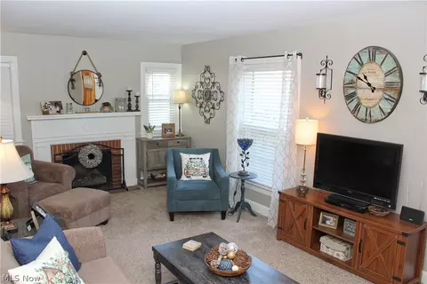 Living - 331 Ewing Rd, Boardman, OH 44512 photo 1 of 1