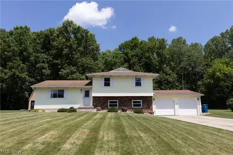 1729 Rosalyn Dr, Mineral Ridge, OH 44440