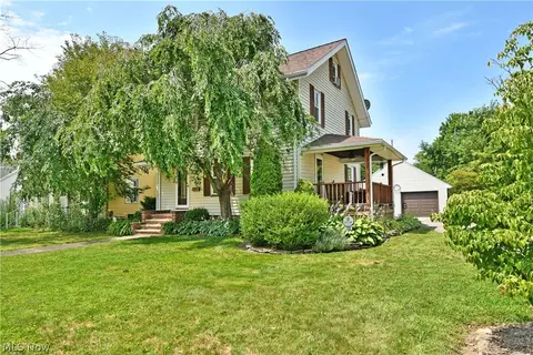 706 Oak Knoll Ave SE, Warren, OH 44484