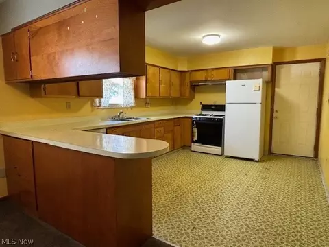 Kitchen - 731 E Waterloo Rd, Akron, OH 44306 photo 3 of 3