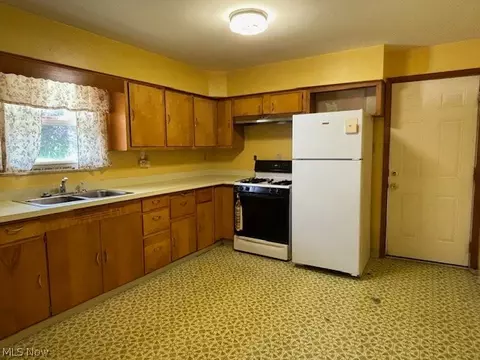 Kitchen - 731 E Waterloo Rd, Akron, OH 44306 photo 2 of 3