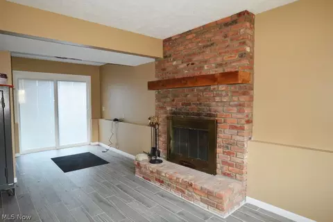 Living - 2546 Ash Rd, Willoughby, OH 44094 photo 3 of 4