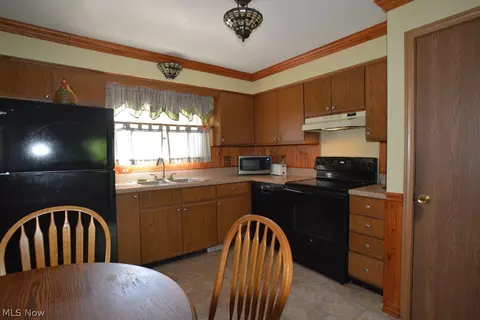 Kitchen - 2546 Ash Rd, Willoughby, OH 44094 photo 1 of 1