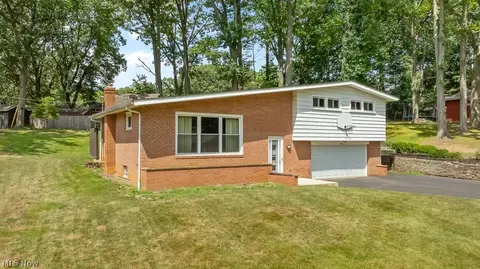 3046 Pine Hills Dr SW, Massillon, OH 44646