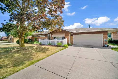 6091 Fieldstone Trl, Seven Hills, OH 44131