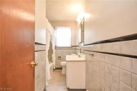 Bath - 420 7th St, Struthers, OH 44471 photo 1 of 4