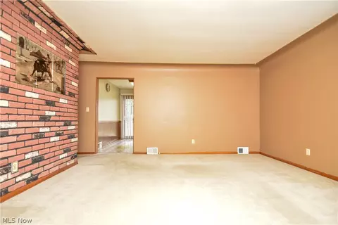 Living - 420 7th St, Struthers, OH 44471 photo 4 of 4