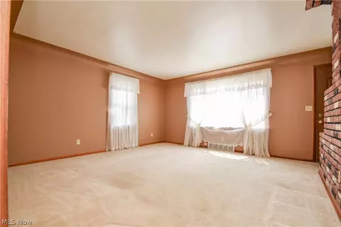 Living - 420 7th St, Struthers, OH 44471 photo 2 of 4