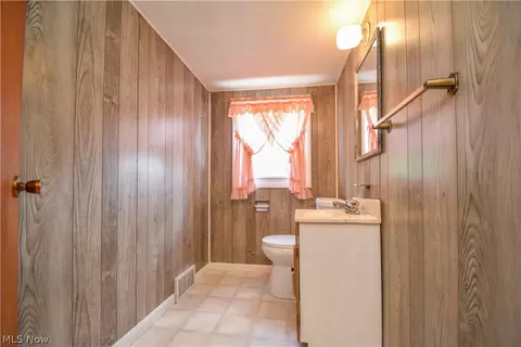 Bath - 420 7th St, Struthers, OH 44471 photo 3 of 4