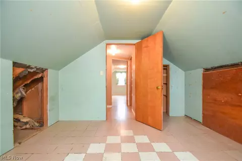 Entry Way - 420 7th St, Struthers, OH 44471 photo 4 of 5
