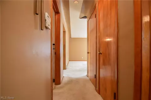 Entry Way - 420 7th St, Struthers, OH 44471 photo 3 of 5