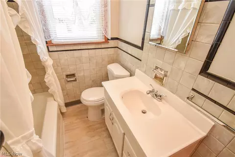 Bath - 420 7th St, Struthers, OH 44471 photo 2 of 4