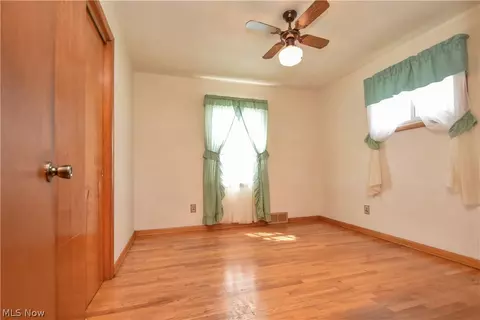 Bedroom - 420 7th St, Struthers, OH 44471 photo 4 of 13