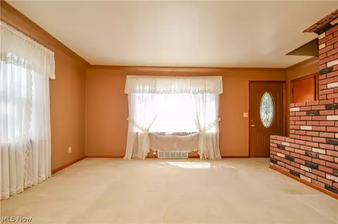 Living - 420 7th St, Struthers, OH 44471 photo 3 of 4