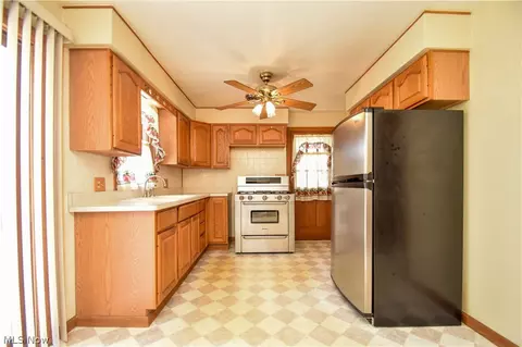 Kitchen - 420 7th St, Struthers, OH 44471 photo 1 of 3