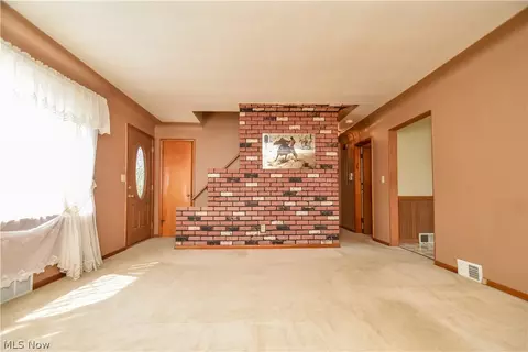 Living - 420 7th St, Struthers, OH 44471 photo 1 of 4