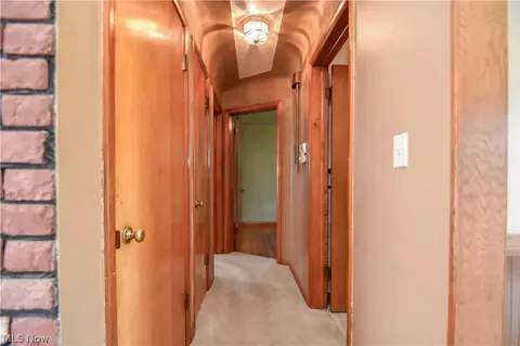 Entry Way - 420 7th St, Struthers, OH 44471 photo 2 of 5