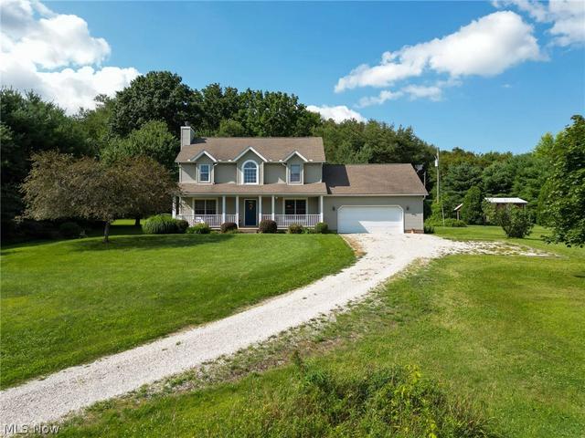 14055 Lawnfield St SW, Beach City, OH 44608