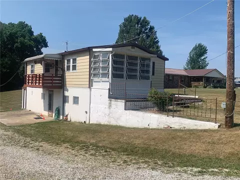 13566 Baywood St SE, Paris, OH 44669