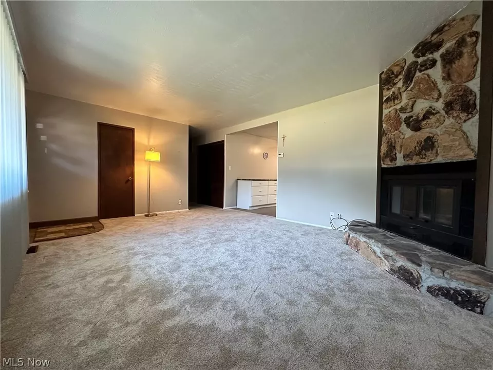 Living - 1447 Roseland Dr, Macedonia, OH 44056 photo 3 of 7