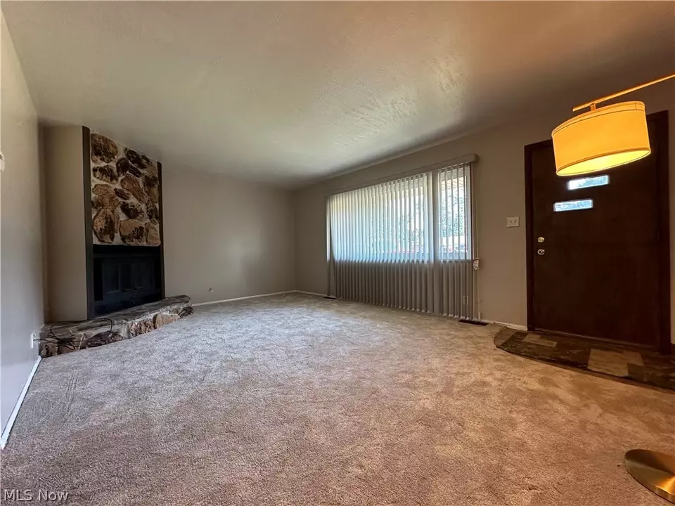 Living - 1447 Roseland Dr, Macedonia, OH 44056 photo 4 of 7