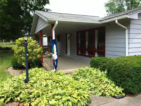 324 Perry Dr NW, Canton, OH 44708 photo 2