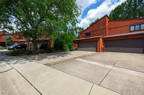 32681 Willowbrook Ln, North Ridgeville, OH 44039