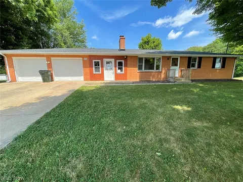 24718 W School St, East Rochester, OH 44625