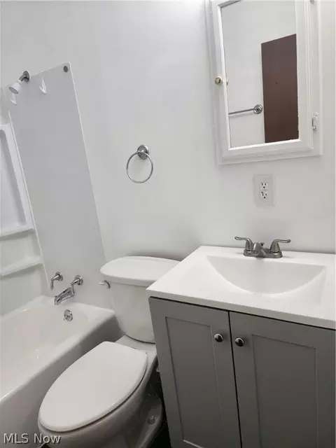 Bath - 138 Seneca Ave, Elyria, OH 44035 photo 1 of 2