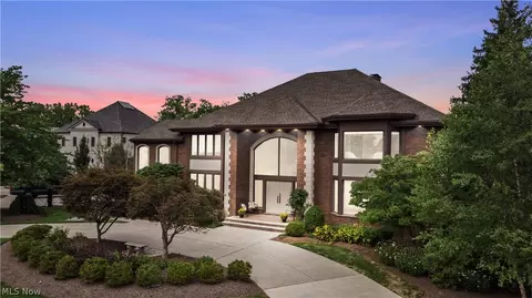 2510 Blossom Ln, Beachwood, OH 44122