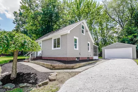 3072 Greenhill Rd, Akron, OH 44319
